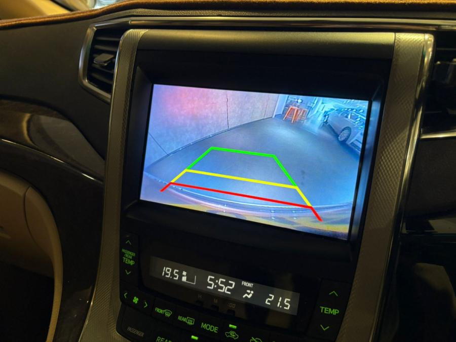 Alphard 2.4 Hybrid - Image 4